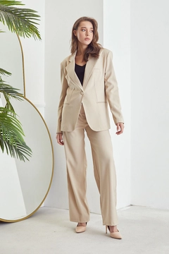A wholesale clothing model wears 39225 - Suit - Beige, Turkish wholesale Suit of Helin Avşar