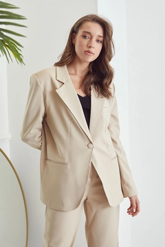 Bir model, Helin Avşar toptan giyim markasının 39225 - Suit - Beige toptan Takım ürününü sergiliyor.