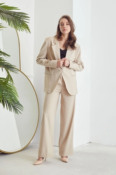 Een kledingmodel uit de groothandel draagt 39225 - Suit - Beige, Turkse groothandel Pak van Helin Avşar