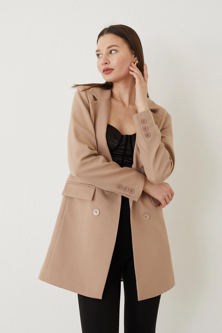 Bir model, Helin Avşar toptan giyim markasının HAV10017 - Double Buttoned Jacket - Beige toptan Ceket ürününü sergiliyor.