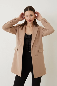 Ein Bekleidungsmodell aus dem Großhandel trägt HAV10017 - Double Buttoned Jacket - Beige, türkischer Großhandel Jacke von Helin Avşar