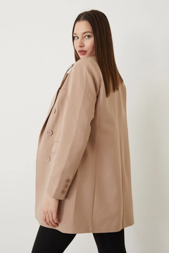 Bir model, Helin Avşar toptan giyim markasının HAV10017 - Double Buttoned Jacket - Beige toptan Ceket ürününü sergiliyor.