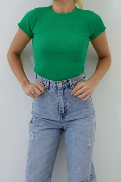 Bir model, Helin Avşar toptan giyim markasının HAV10024 - Crew Neck Blouse - Green toptan Bluz ürününü sergiliyor.