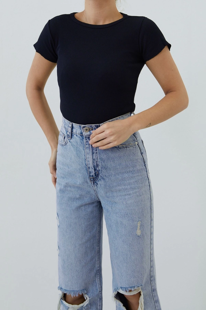 Bir model, Helin Avşar toptan giyim markasının HAV10026 - Crew Neck Blouse - Black toptan Bluz ürününü sergiliyor.
