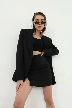Bir model, Helin Avşar toptan giyim markasının HAV10039 - Retro Palazzo Jacket - Black toptan Ceket ürününü sergiliyor.