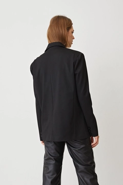 Bir model, Helin Avşar toptan giyim markasının HAV10039 - Retro Palazzo Jacket - Black toptan Ceket ürününü sergiliyor.