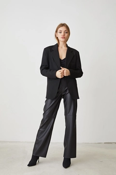Una modella di abbigliamento all'ingrosso indossa HAV10039 - Retro Palazzo Jacket - Black, vendita all'ingrosso turca di Giacca di Helin Avşar