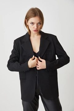 Una modella di abbigliamento all'ingrosso indossa HAV10039 - Retro Palazzo Jacket - Black, vendita all'ingrosso turca di Giacca di Helin Avşar