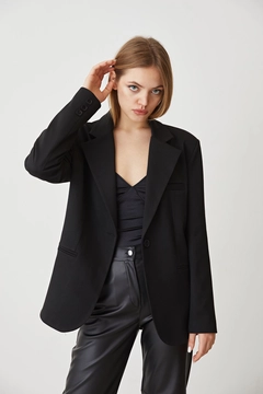 Модель оптовой продажи одежды носит HAV10039 - Retro Palazzo Jacket - Black, турецкий оптовый товар Куртка от Helin Avşar.