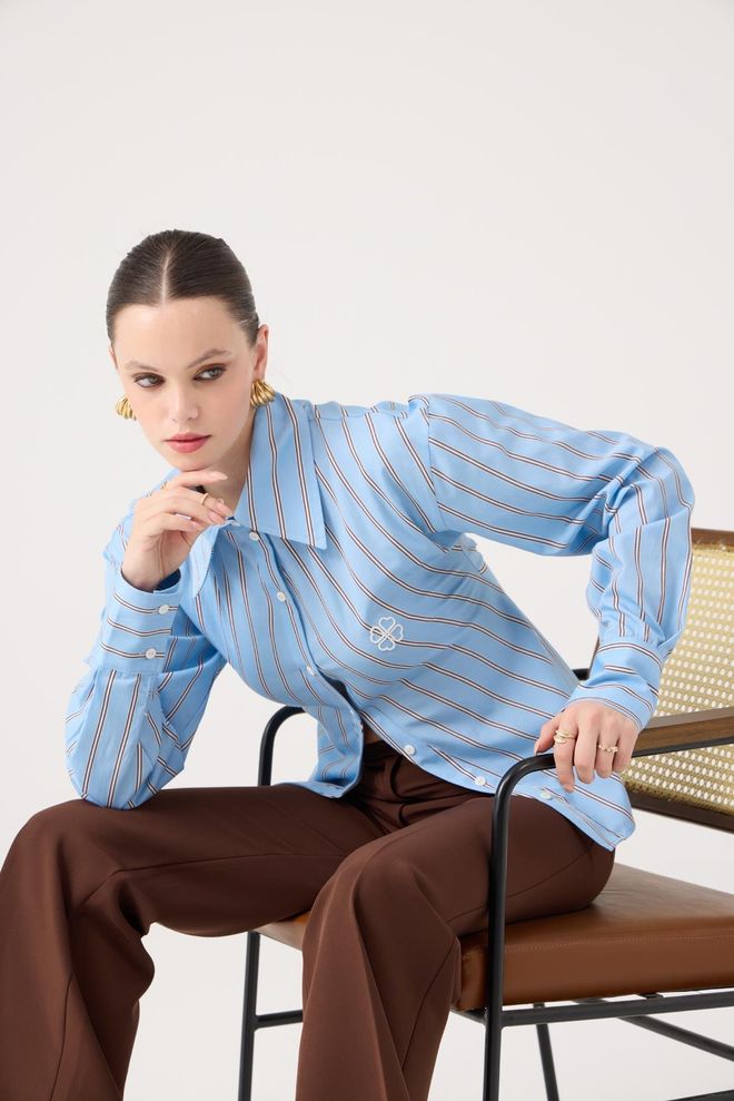 Holly Lolly Modra Črtasta Oversized Majica Z Zarezanim Vratom Oblačila na debelo Delo