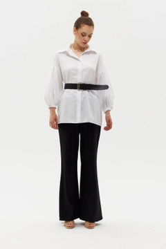 Модел на дрехи на едро носи HOT10044 - Belt Suspended Shirt - White, турски едро Риза на Hot Fashion