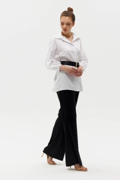 A wholesale clothing model wears HOT10044 - Belt Suspended Shirt - White, Turkish wholesale Shirt of Hot Fashion