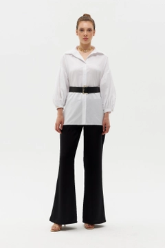 Hurtowa modelka nosi HOT10044 - Belt Suspended Shirt - White, turecka hurtownia Koszula firmy Hot Fashion