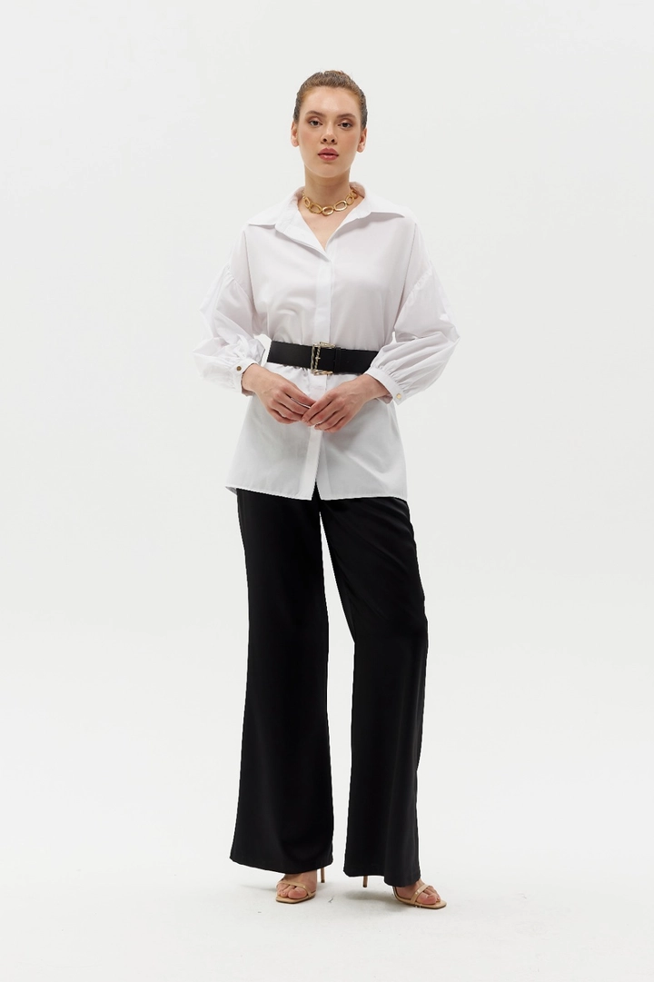 Un mannequin de vêtements en gros porte HOT10044 - Belt Suspended Shirt - White, Chemise en gros de Hot Fashion en provenance de Turquie