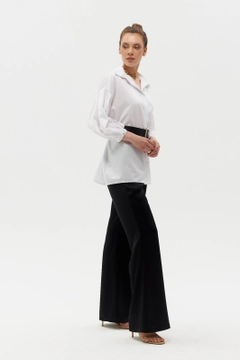 Un mannequin de vêtements en gros porte HOT10044 - Belt Suspended Shirt - White, Chemise en gros de Hot Fashion en provenance de Turquie