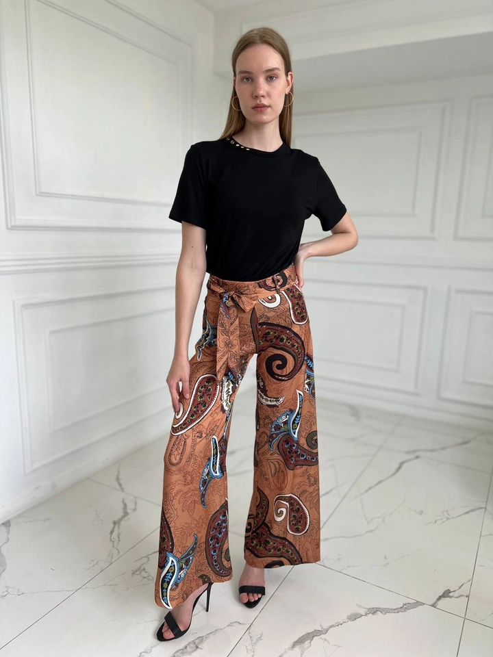 Hurtowa modelka nosi HOT10084 - Patterned Trousers - Brown, turecka hurtownia Spodnie firmy Hot Fashion