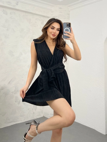 Bir model, Hot Fashion toptan giyim markasının  Elbise - Siyah
 toptan Elbise ürününü sergiliyor.