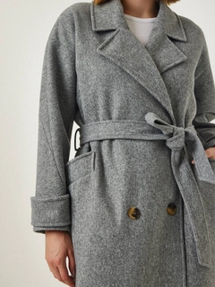 Hurtowa modelka nosi hot10144-kelebek-yk-double-pocket-long-coat, turecka hurtownia Płaszcz firmy Hot Fashion