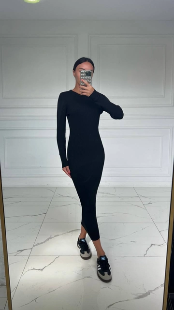 Una modella di abbigliamento all'ingrosso indossa  Abito lungo a costine girocollo - Nero
, vendita all'ingrosso turca di Vestito di Hot Fashion
