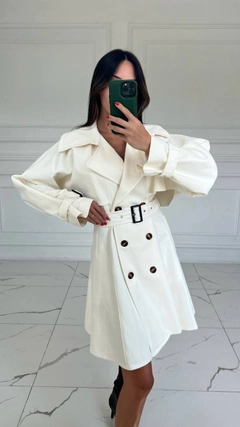 Un model de îmbrăcăminte angro poartă hot10158-belted-flared-short-coat-ecru, turcesc angro Palton de Hot Fashion