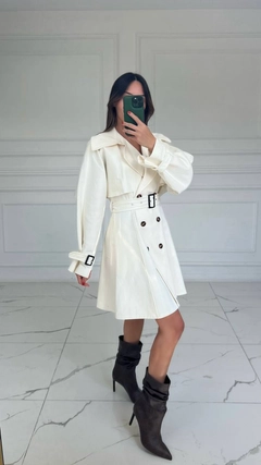 Hurtowa modelka nosi hot10158-belted-flared-short-coat-ecru, turecka hurtownia Płaszcz firmy Hot Fashion