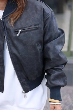 Hurtowa modelka nosi hot10162-leather-jacket-with-pockets-anthracite, turecka hurtownia Kurtka firmy Hot Fashion