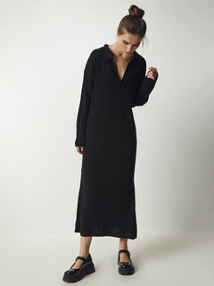 Een kledingmodel uit de groothandel draagt hot10171-ribbed-polo-neck-dress-black, Turkse groothandel Jurk van Hot Fashion