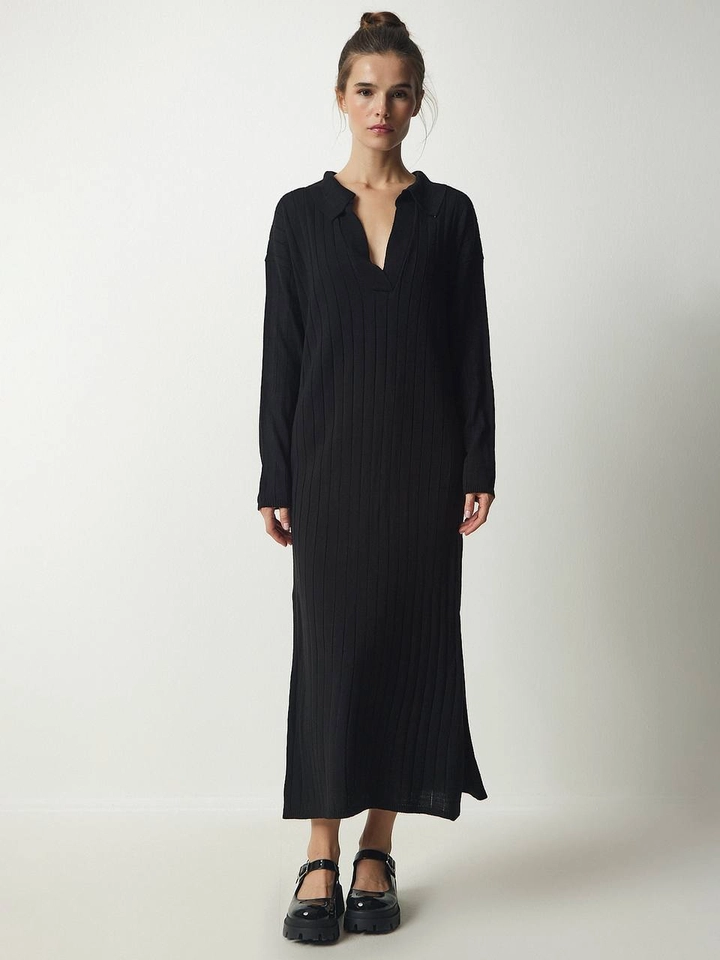 Bir model, Hot Fashion toptan giyim markasının hot10171-ribbed-polo-neck-dress-black toptan Elbise ürününü sergiliyor.