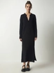 Bir model,  toptan giyim markasının hot10171-ribbed-polo-neck-dress-black toptan  ürününü sergiliyor.