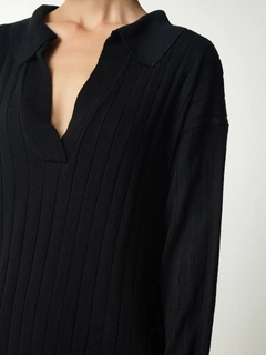 Bir model, Hot Fashion toptan giyim markasının hot10171-ribbed-polo-neck-dress-black toptan Elbise ürününü sergiliyor.