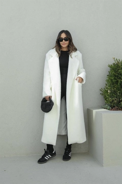 Veľkoobchodný model oblečenia nosí hot10175-belted-teddy-coat-ecru, turecký veľkoobchodný Kabát od Hot Fashion