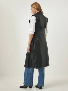 Hurtowa modelka nosi hot10176-long-leather-vest-black, turecka hurtownia Kamizelka firmy Hot Fashion
