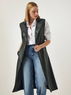 A wholesale clothing model wears hot10176-long-leather-vest-black, Turkish wholesale Vest of Hot Fashion