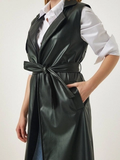 Un mannequin de vêtements en gros porte hot10176-long-leather-vest-black, Veste en gros de Hot Fashion en provenance de Turquie