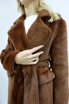 Hurtowa modelka nosi hot10181-belted-teddy-coat-brown, turecka hurtownia Płaszcz firmy Hot Fashion