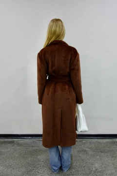 Модел на дрехи на едро носи hot10181-belted-teddy-coat-brown, турски едро Палто на Hot Fashion