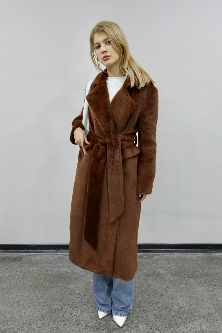 Модел на дрехи на едро носи hot10181-belted-teddy-coat-brown, турски едро Палто на Hot Fashion