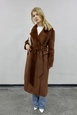 Модел на дрехи на едро носи hot10181-belted-teddy-coat-brown, турски едро  на 