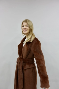 Hurtowa modelka nosi hot10181-belted-teddy-coat-brown, turecka hurtownia Płaszcz firmy Hot Fashion