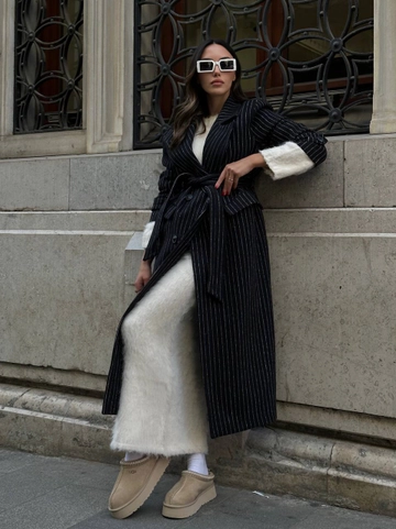A wholesale clothing model wears  Striped Coat - Black
, Turkish wholesale Coat of Hot Fashion