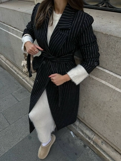 Un mannequin de vêtements en gros porte HOT10100 - Striped Coat - Black, Manteau en gros de Hot Fashion en provenance de Turquie