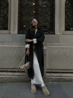 Модел на дрехи на едро носи HOT10100 - Striped Coat - Black, турски едро Палто на Hot Fashion