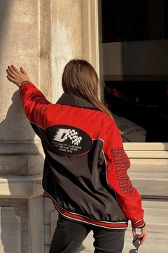 Модел на дрехи на едро носи HOT10110 - Coat - Black & Red, турски едро Палто на Hot Fashion