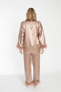 Bir model, Hulya Keser toptan giyim markasının HUL10180 - Suit - Beige toptan Takım ürününü sergiliyor.