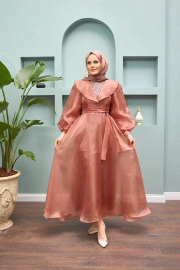 Una modella di abbigliamento all'ingrosso indossa  Abito Da Sera Füsun - Piastrella
, vendita all'ingrosso turca di Vestito di Hulya Keser