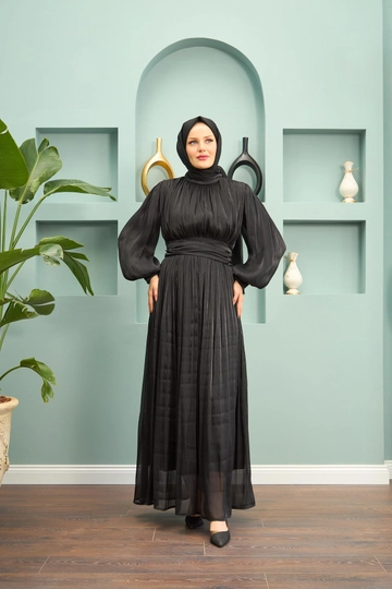 Ένα μοντέλο χονδρικής πώλησης ρούχων φοράει  Βραδινό Φόρεμα Saye Belted - Μαύρο
, τούρκικο Φόρεμα χονδρικής πώλησης από Hulya Keser