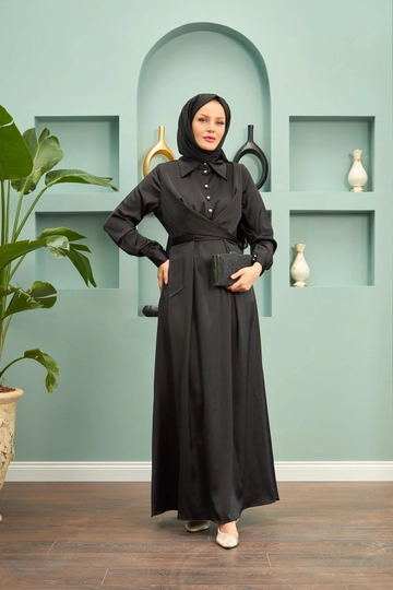 Een kledingmodel uit de groothandel draagt  Peyda Avondjurk Met Overhemdkraag En Knopen - Zwart
, Turkse groothandel Jurk van Hulya Keser