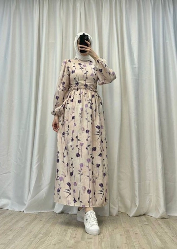 Um modelo de roupas no atacado usa  Vestido Estampado Floral Hera - Lilás
, atacado turco Vestir de Hulya Keser