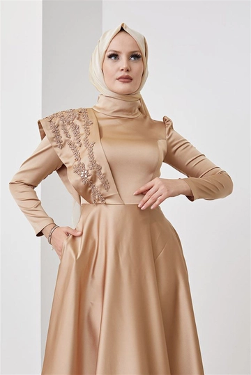 Bir model, Hulya Keser toptan giyim markasının  Şal - Altın
 toptan Şal ürününü sergiliyor.