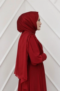 A wholesale clothing model wears hul10644-shawl-red, Turkish wholesale Shawl of Hulya Keser